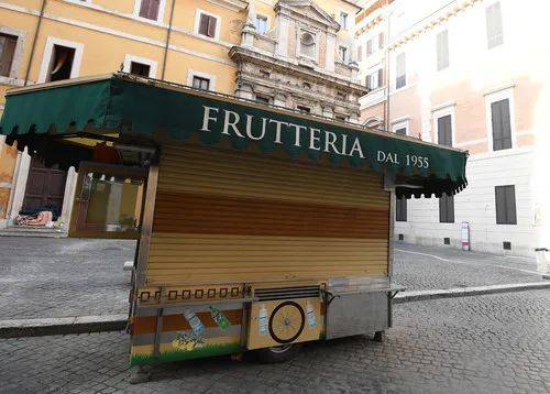 这是3月12日在意大利罗马街头拍摄的关张的水果摊。新华社发（埃莉萨·林格里亚摄）