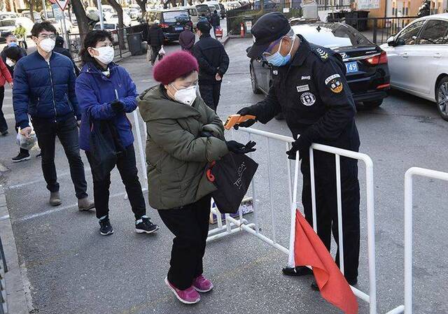 朝外早市限流入场 一米线购物 保障百姓安全购物