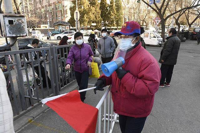 朝外早市限流入场 一米线购物 保障百姓安全购物