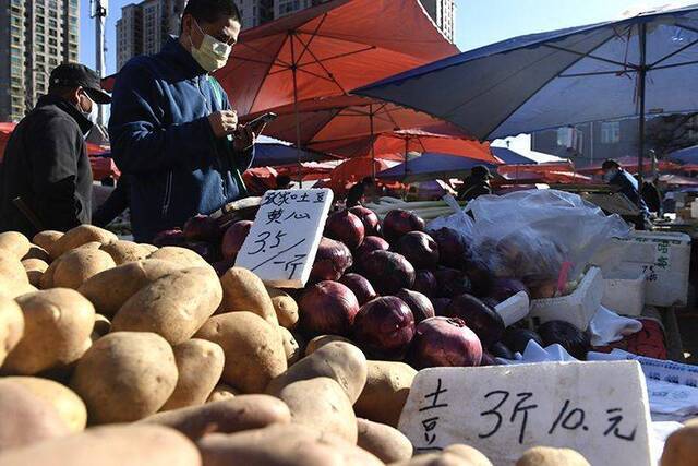 朝外早市限流入场 一米线购物 保障百姓安全购物