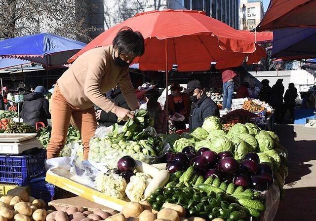 朝外早市限流入场 一米线购物 保障百姓安全购物