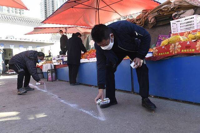 朝外早市限流入场 一米线购物 保障百姓安全购物