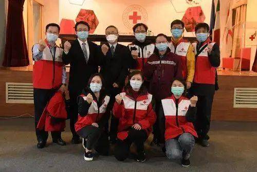  3月13日，在意大利红十字会总部，中国驻意大使李军华与中国医疗专家组合影