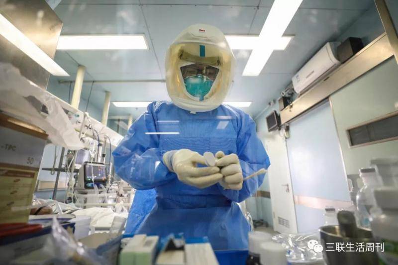 2月13日，武汉金银潭医院隔离病房内忙碌的医护人员。
