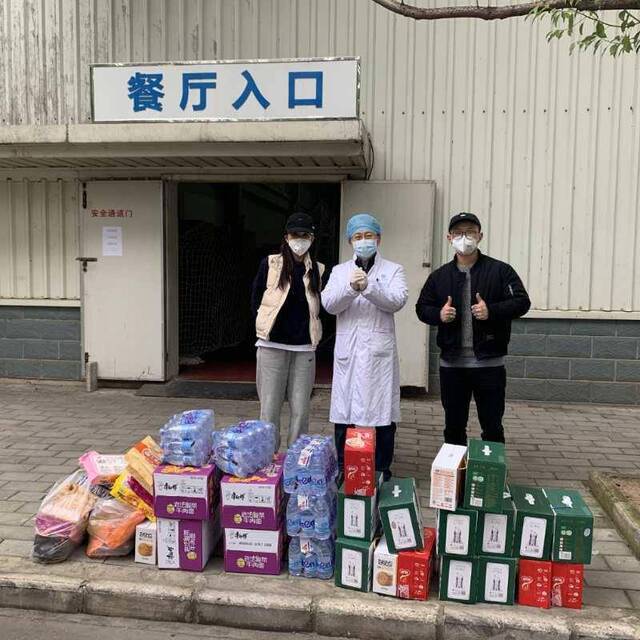 95后武汉健身教练拉200名志愿者送物资，原来骄傲的体型没了