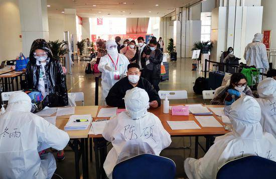 新国展集散点内部画面首次公开 境外返京人员分流转送有序进行