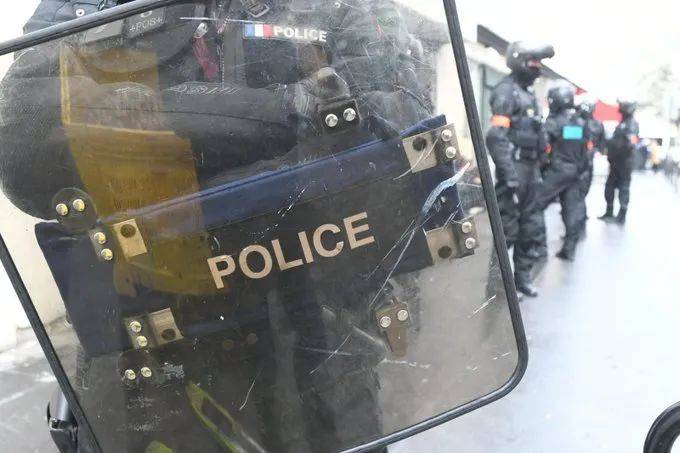 巴黎警方14日严阵以待巴黎警方推特图