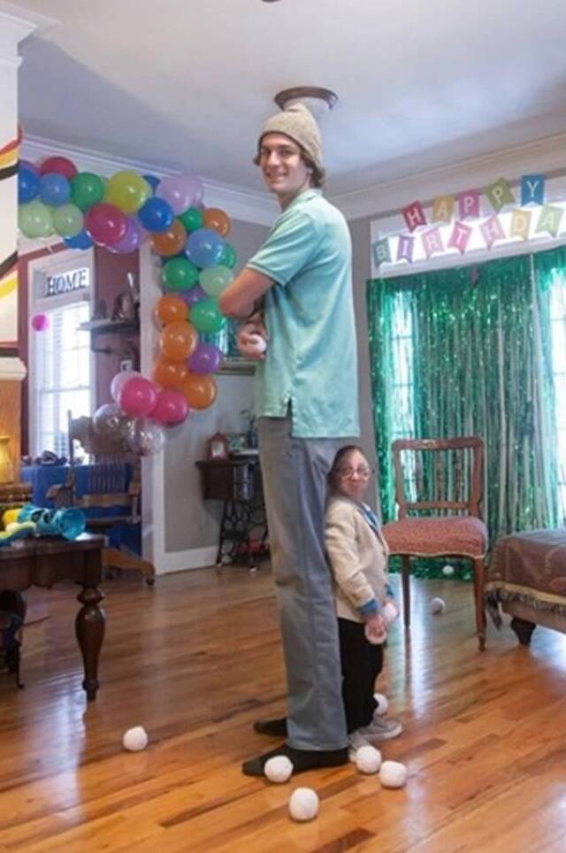 美国乔治亚州全球最矮男人Nick Smith庆生弟弟身高为其逾2倍