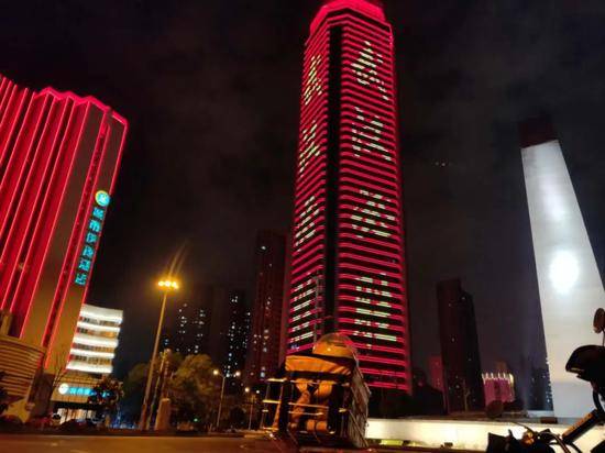 经过一座亮着“武汉必胜”的大楼时，郭峰停车拍了张照。受访者供图