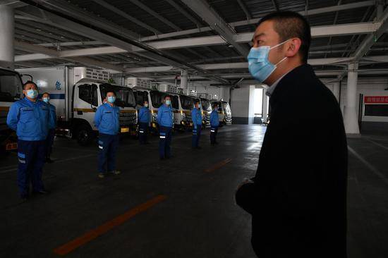 今天上午，“抗疫突击队”召开班前会。摄影/新京报记者吴江