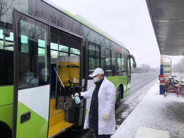 北京最“南”公交车队：司机组建送车队跨省“运车”