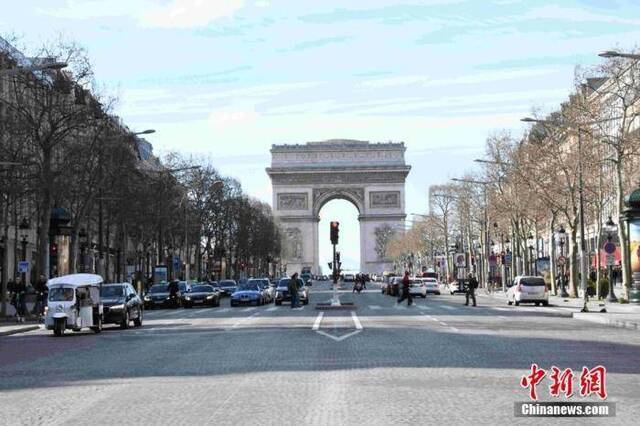 当地时间3月15日，法国巴黎处于防范新冠肺炎疫情工作最高阶段（第三阶段），巴黎地标凯旋门当天起对外关闭，直到另行通知为止。中新社记者李洋摄