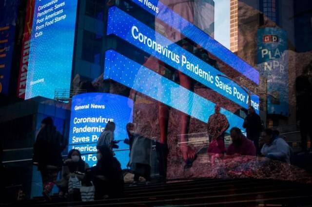  3月15日，美国纽约时报广场的一处大屏幕滚动播放有关新冠肺炎疫情的新闻。新华社发（郭克摄）