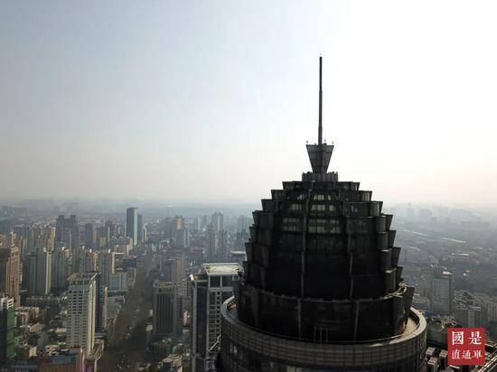 2020年3月14日，江苏南京，无人机拍摄的南京新街口附近的高楼大厦、城市街景。中新社发贺友保摄