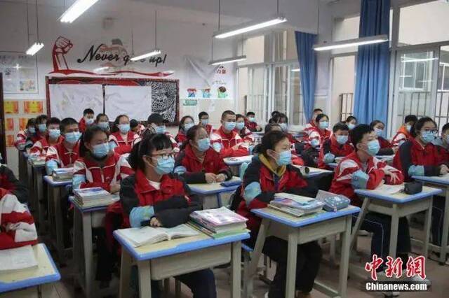  3月16日，贵州省贵阳市第十中学初三学生正在上课。中新社记者瞿宏伦摄