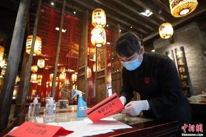 资料图：3月4日，随着疫情防控逐渐出现积极信号，南京市餐饮业开始恢复堂食业务。泱波摄