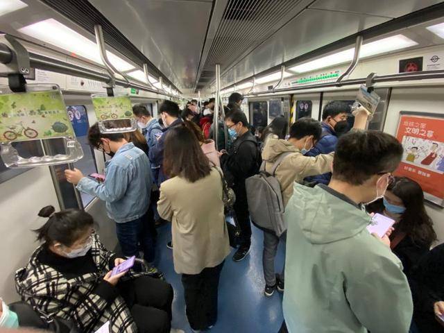今早北京地铁部分线路车拥挤度“飘红” 乘客车内自觉留距离