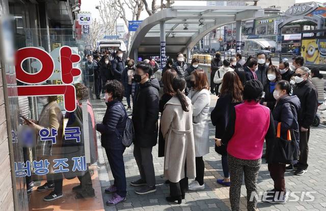  6日，首尔市民在药店排队买口罩。（纽西斯通讯社）