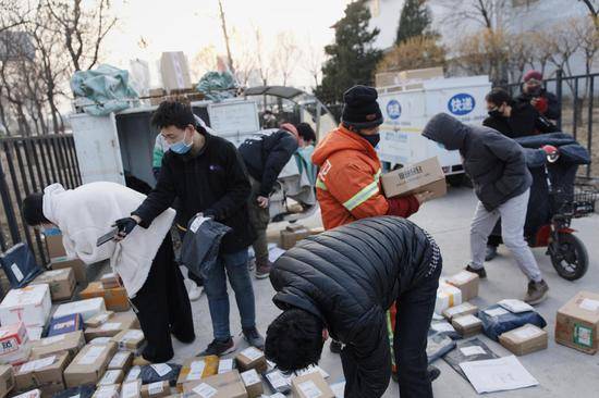 2月25日，北京市朝阳区一城中村出入口旁边是村里统一安排的临时快递收发点。新京报记者郑新洽摄