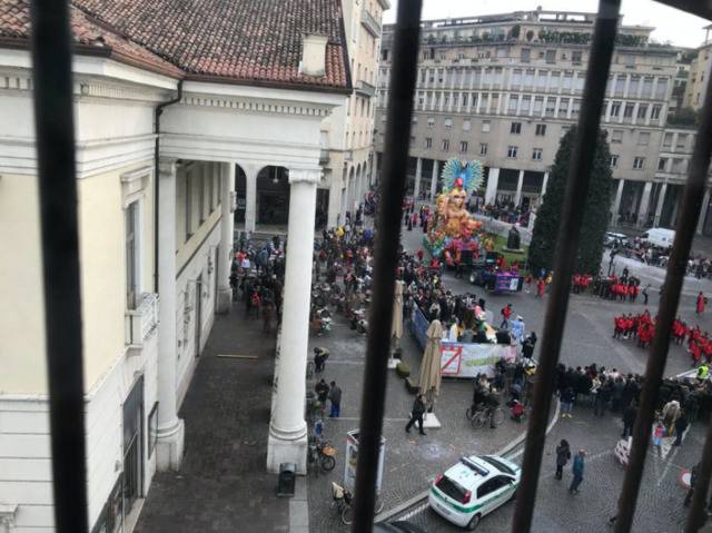  2月16日，疫情暴发前一周，意大利各地都在举行狂欢节，图为受访者家楼下的狂欢节聚集。本文均为受访者供图