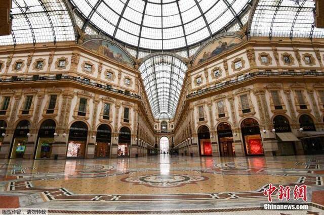 当地时间3月12日，意大利米兰市中心空无一人的维托里奥·埃马努埃莱二世购物中心。为遏制疫情蔓延，意大利总理孔特11日晚宣布，关闭全国除食品店和药店以外的所有商铺。