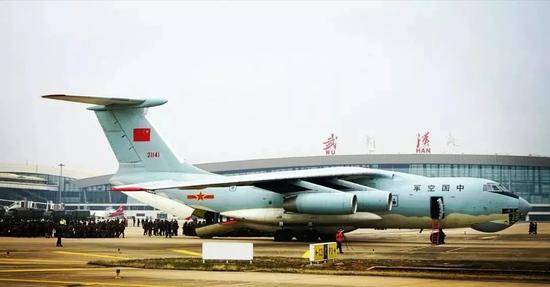 2月2日，满载着军队支援湖北医疗队队员和物资的8架大型军用运输机，抵达武汉天河机场。（来源：空军发布）