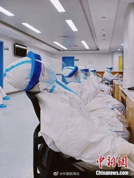 武汉同济医院中法新城院区，吉林大学第一医院的医务人员们在椅子上短暂小憩。（来源：中国新闻社）
