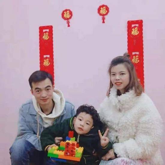 蒋昊峻、赵英明和儿子。（来源：红星新闻）