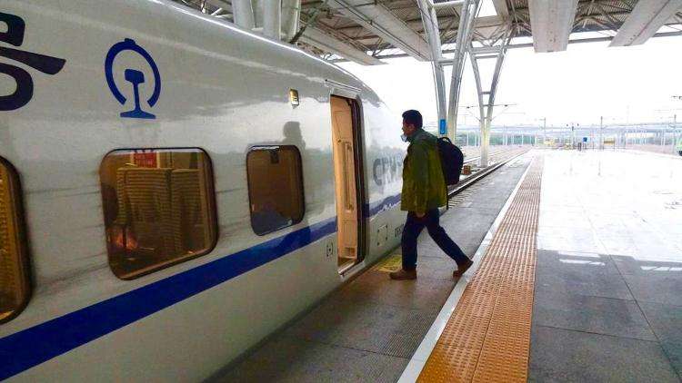 钟鸣医生登上开往武汉的高铁。中山医院供图