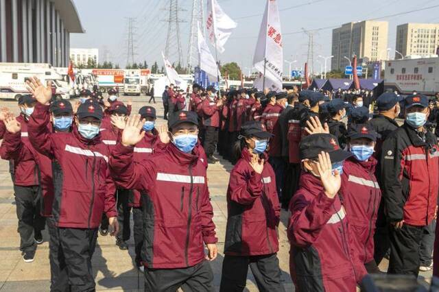  3月17日，东西湖方舱医院，挥手告别的医护人员。澎湃新闻记者孙湛图