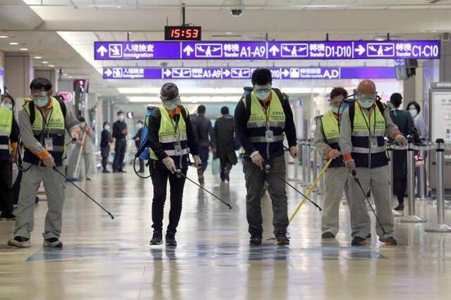 台北桃园机场工作人员进行消毒作业图自“中时电子报”