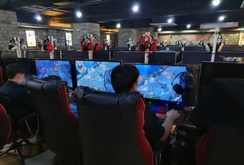 2月24日，首尔麻浦区一家网吧，许多青少年在玩游戏。