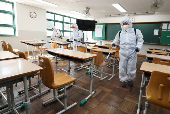 工作人员对大邱一所高中的教室消毒（纽西斯通讯社）