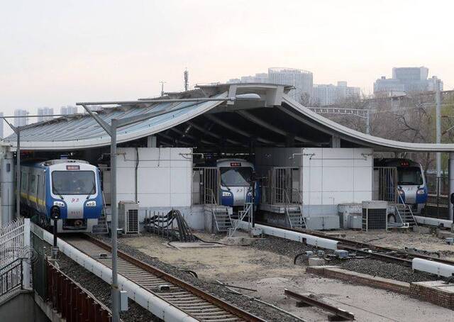 预备列车随时上阵 北京地铁日客流量恢复至疫情前20%