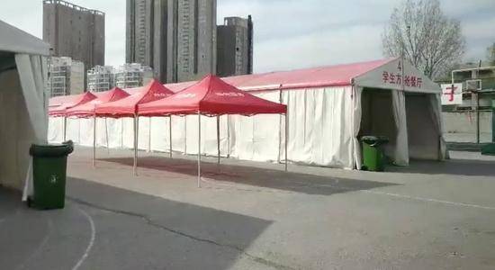 南阳医专校内空地搭建起“学生方舱餐厅”。校方称，可同时容纳6000人就餐。受访者供图