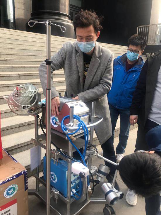 2月24日，西安交大一附院的工作人员正在整理向武汉捐赠的ECMO设备。闫炀供图