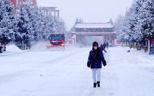 黑龙江漠河：迎来入春最大降雪 雪深10厘米