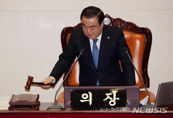 17日，韩国国会议长宣布预算案通过。（纽西斯通讯社）