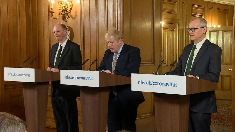 ▲3月16日，英国首相约翰逊与首席医疗官惠蒂（左）、首席科学顾问瓦伦斯出席新闻发布会。