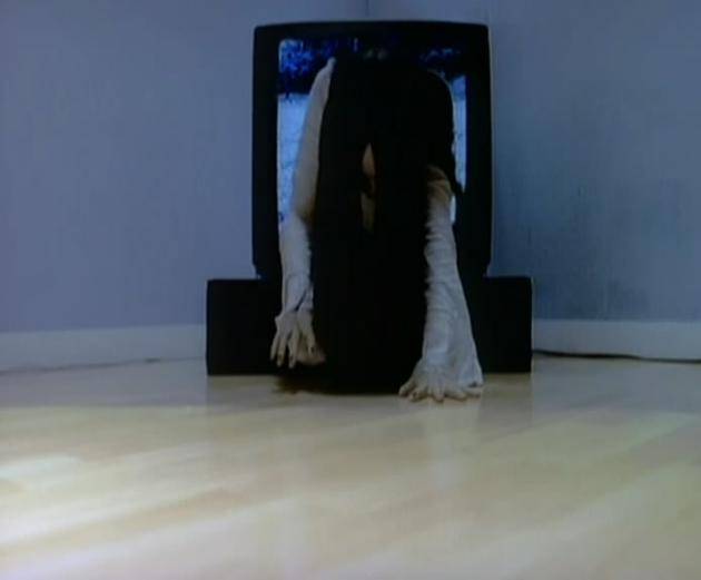 在电影《午夜冤灵》中，裴斗娜出演了从电视机中爬出来的“贞子”。