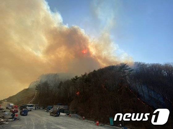 19日下午，韩国蔚山市蔚州郡一处野山突然起火。（news 1）