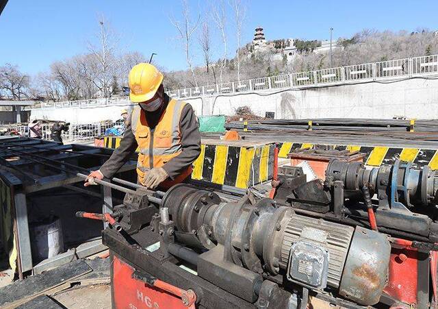 首钢滑雪大跳台附属酒店正进行结构施工 预计6月封顶