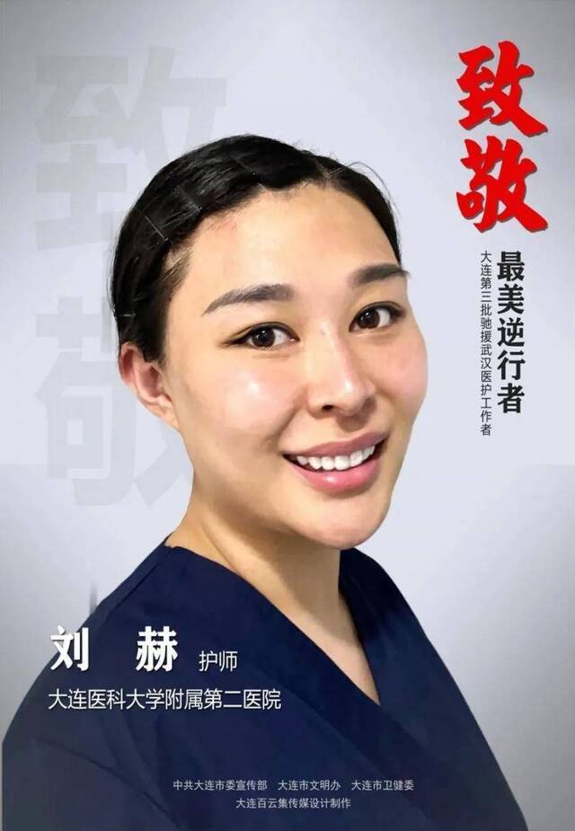 盯大屏看孙女的两位老人，收到了一份礼物