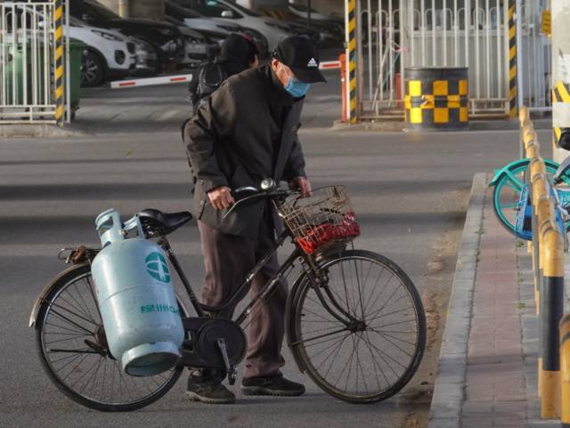 大风吹，行人退避