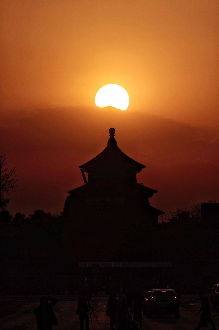 今日春分 天坛祈年殿现悬日奇观 直击落日全过程