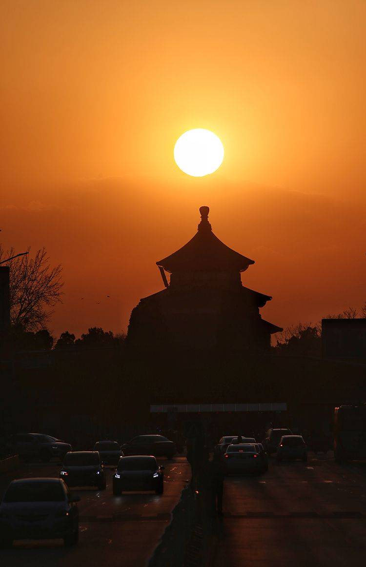 今日春分 天坛祈年殿现悬日奇观 直击落日全过程