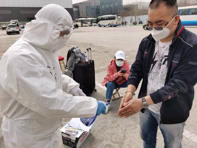 新国展入境旅客：“慢是慢了点，心里更踏实了。”