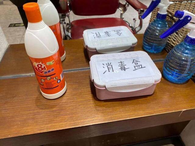 店内设有专门的消毒品区域，顾客测温进门后，要进行手部消毒。新京报记者陈琳摄