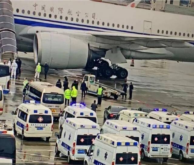 2020年3月13日，国航CA936抵达上海浦东机场，多辆救护车严阵以待。新民晚报微信公众号图