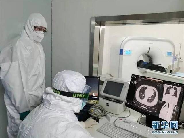 ▲资料图片：2月9日，医务人员在武汉雷神山医院为新冠肺炎患者做CT检查。新华社发（高翔摄）